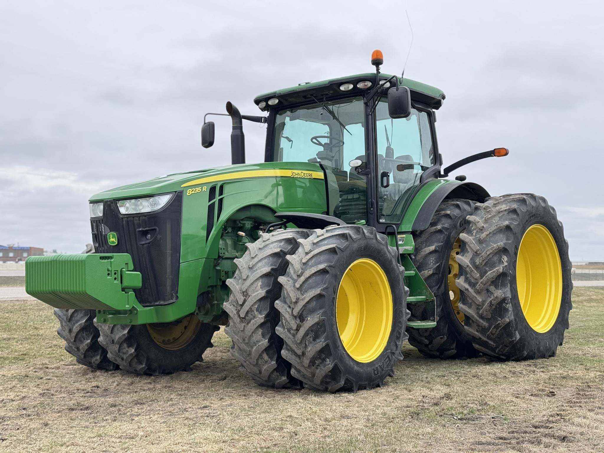 2013 John Deere 8235R Equipment Image0