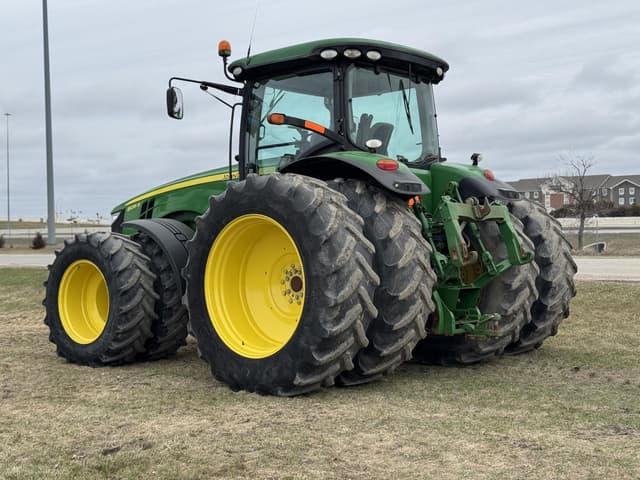 Image of John Deere 8235R equipment image 3