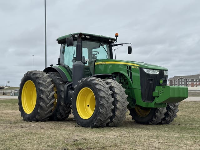 Image of John Deere 8235R equipment image 4