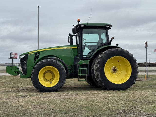 Image of John Deere 8235R equipment image 2