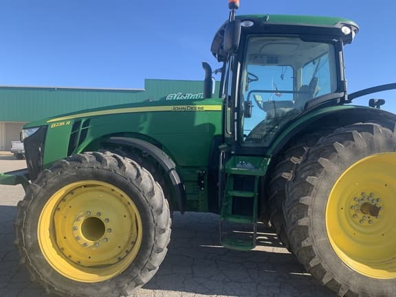 Image of John Deere 8235R equipment image 2
