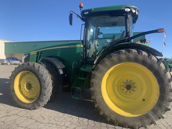 Image of John Deere 8235R equipment image 3