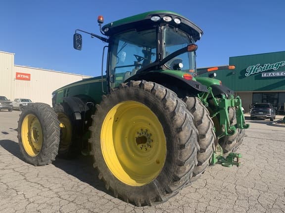 Image of John Deere 8235R equipment image 4