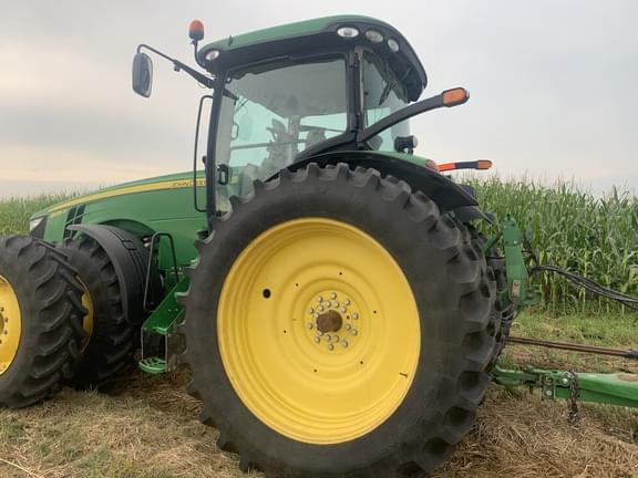 Image of John Deere 8235R equipment image 4