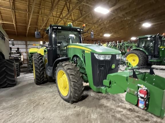 Image of John Deere 8235R equipment image 3