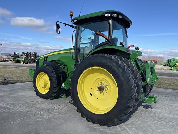 Image of John Deere 8235R equipment image 2