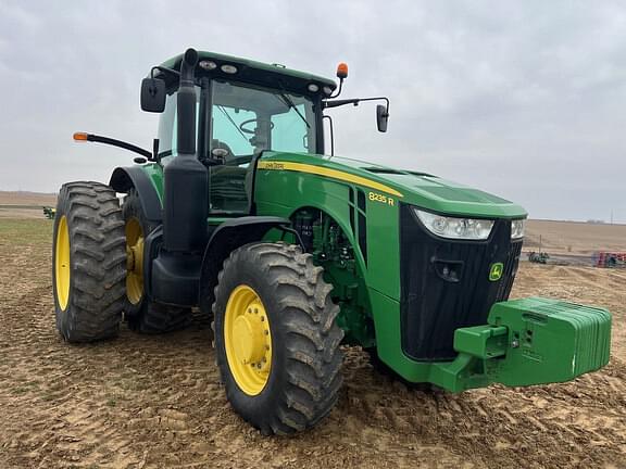 Image of John Deere 8235R equipment image 3