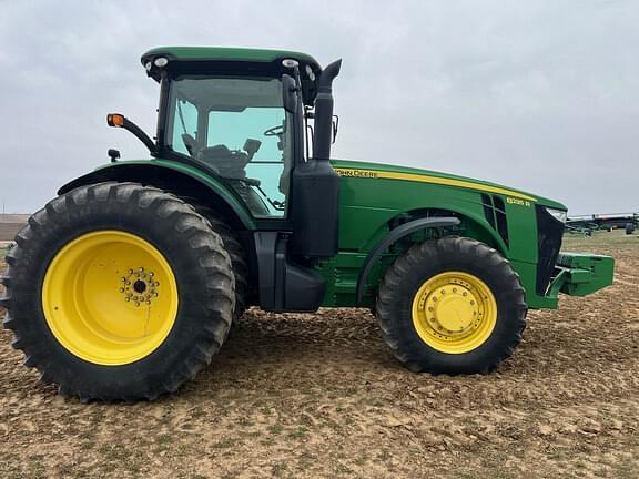 Image of John Deere 8235R equipment image 4