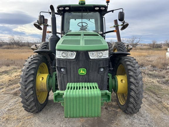 Image of John Deere 8235R equipment image 4