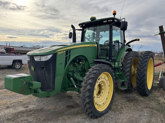 Image of John Deere 8235R equipment image 1