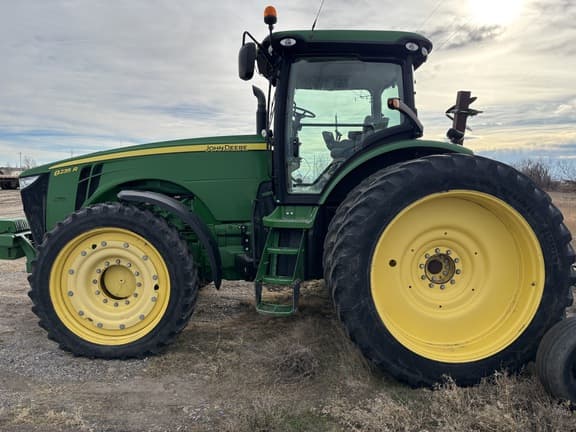 Image of John Deere 8235R equipment image 2