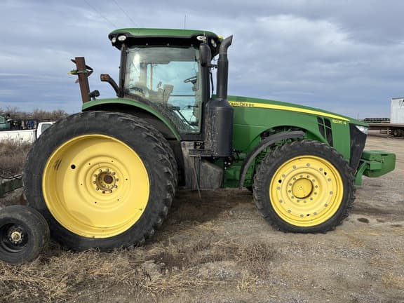 Image of John Deere 8235R equipment image 3