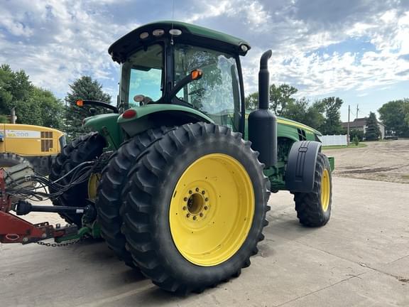 Image of John Deere 8235R equipment image 4