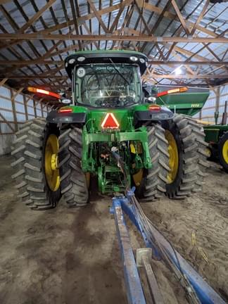 Image of John Deere 8235R equipment image 4