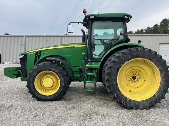 Image of John Deere 8235R equipment image 3