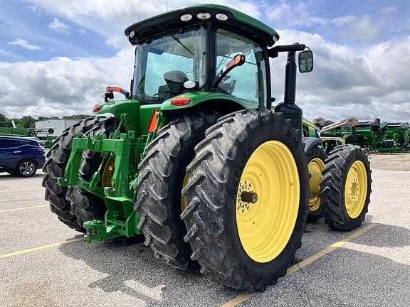 Image of John Deere 8235R equipment image 4