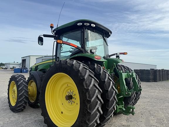 Image of John Deere 8235R equipment image 4