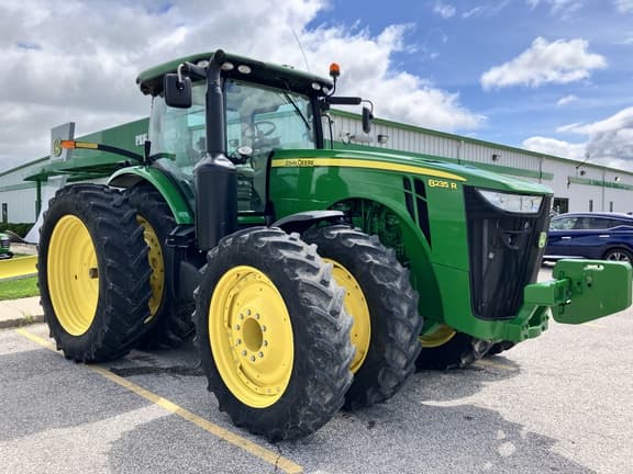 Image of John Deere 8235R equipment image 2