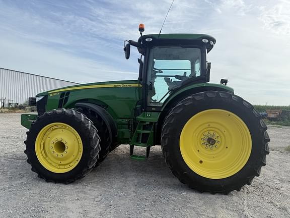 Image of John Deere 8235R equipment image 3