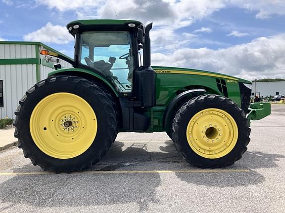 Image of John Deere 8235R equipment image 3