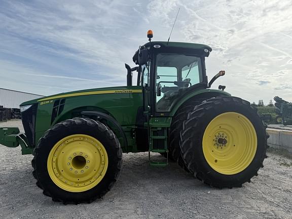 Image of John Deere 8235R equipment image 2