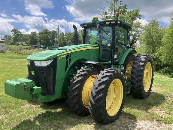 Image of John Deere 8235R equipment image 3