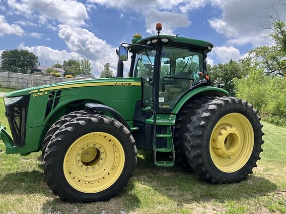 Image of John Deere 8235R equipment image 3