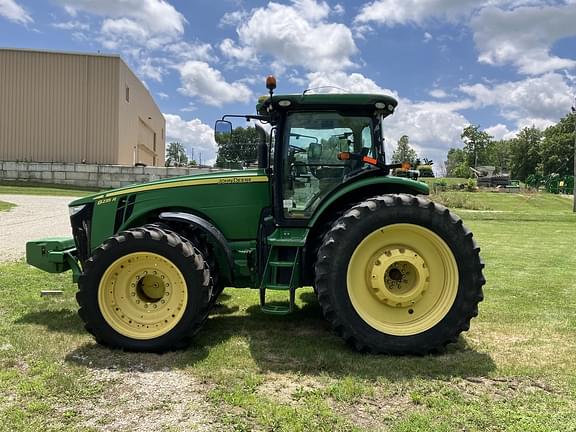 Image of John Deere 8235R equipment image 4