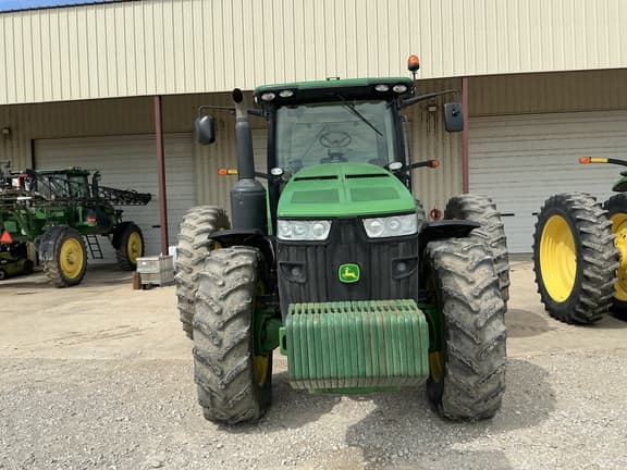 Image of John Deere 8235R equipment image 3
