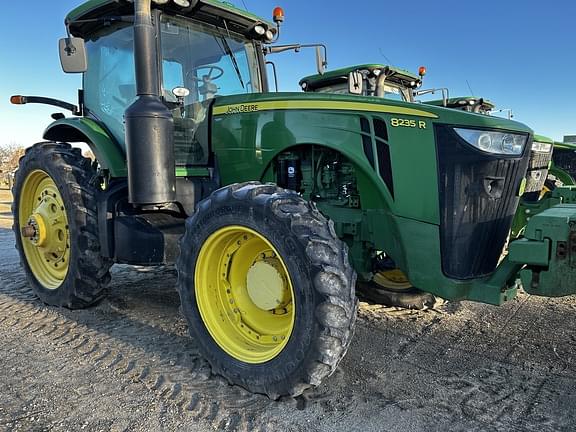 Image of John Deere 8235R equipment image 2