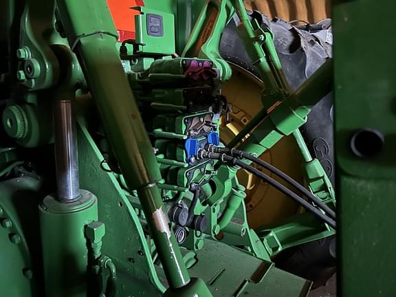 Image of John Deere 8235R equipment image 3