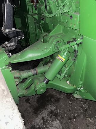 Image of John Deere 8235R equipment image 4