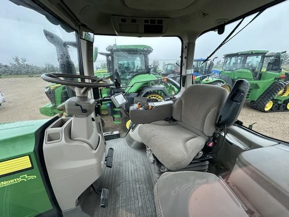 Image of John Deere 8235R equipment image 4