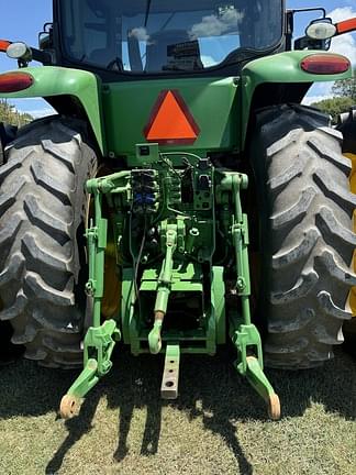 Image of John Deere 8235R equipment image 4