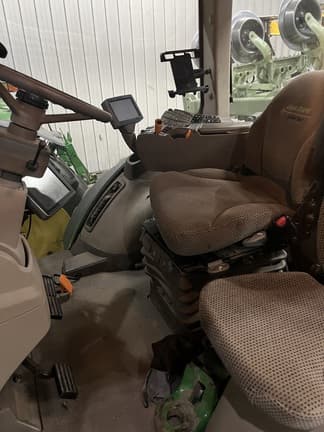 Image of John Deere 8235R equipment image 3