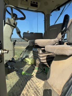 Image of John Deere 8235R equipment image 4