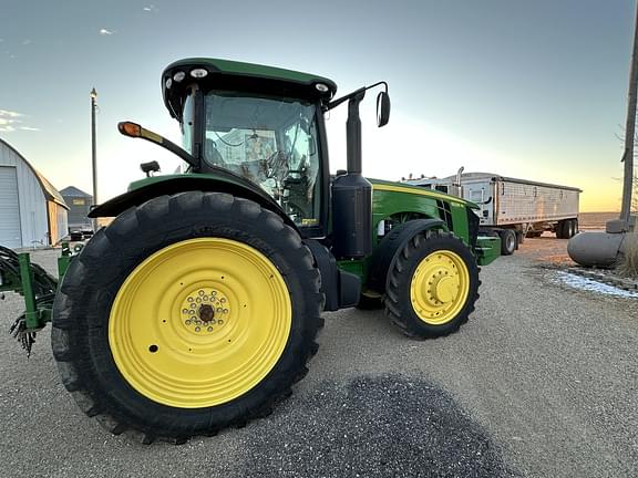 Image of John Deere 8235R equipment image 3