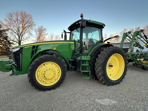 Image of John Deere 8235R equipment image 1