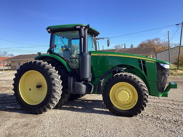 Image of John Deere 8235R equipment image 2