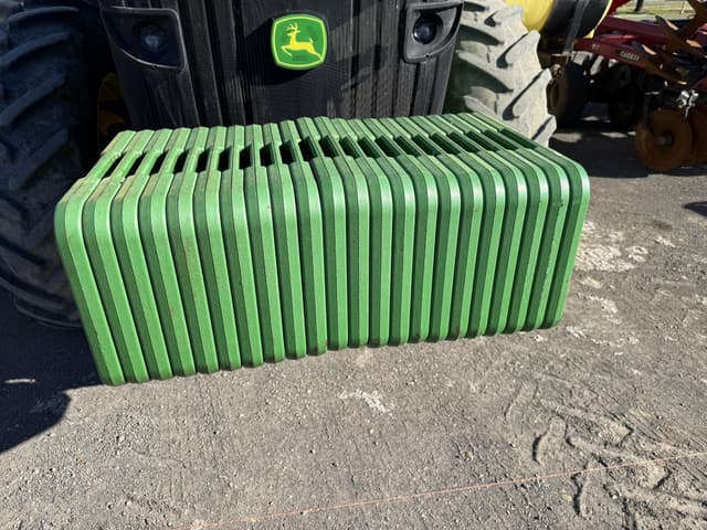 Image of John Deere 8235R equipment image 4