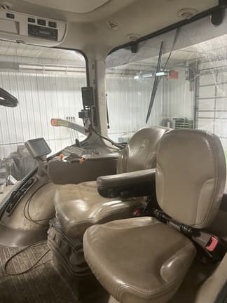 Image of John Deere 8235R equipment image 4