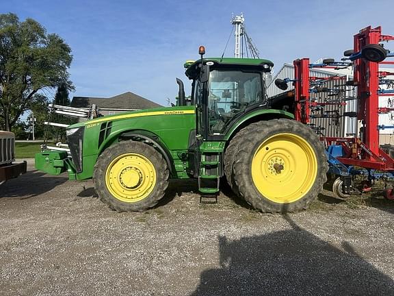 Image of John Deere 8235R equipment image 2