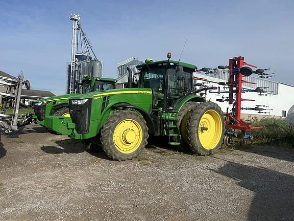 Image of John Deere 8235R equipment image 3