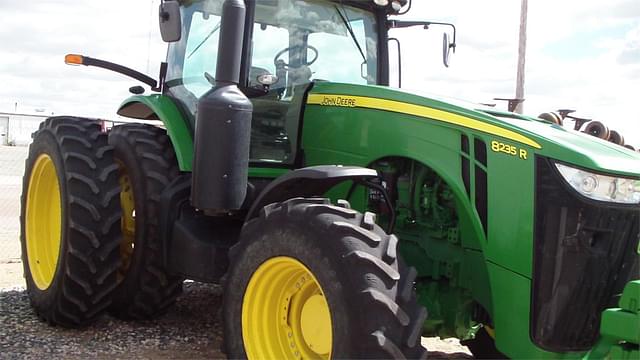 Image of John Deere 8235R equipment image 2