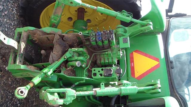 Image of John Deere 8235R equipment image 3