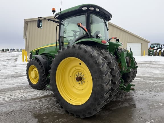 Image of John Deere 8235R equipment image 4