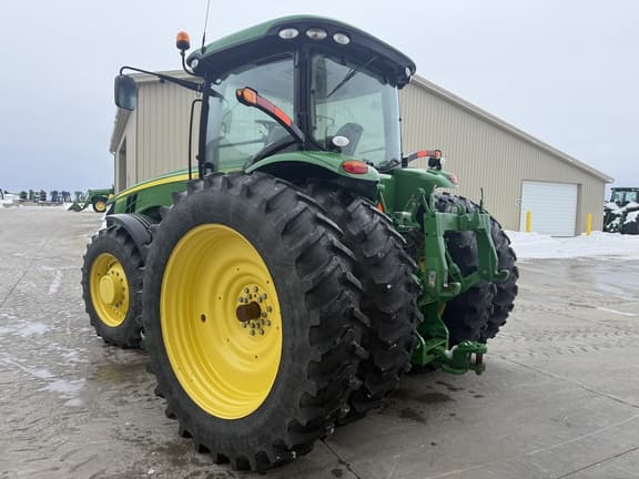 Image of John Deere 8235R equipment image 4