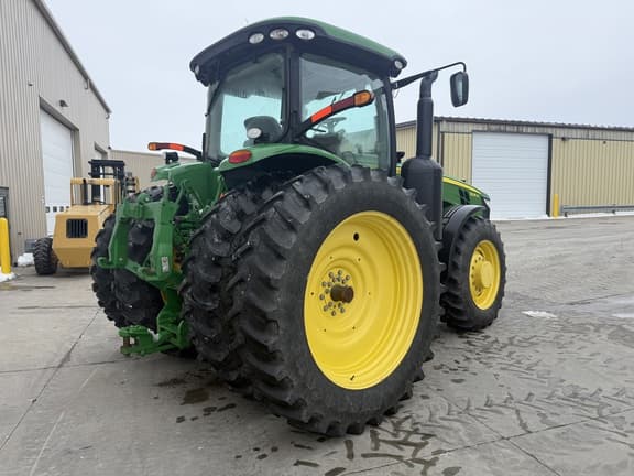 Image of John Deere 8235R equipment image 2