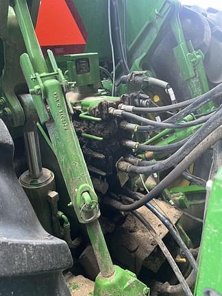 Image of John Deere 8235R equipment image 2