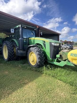 Image of John Deere 8235R equipment image 3